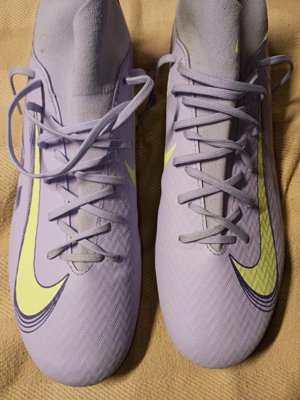 Women's Lavender Athletic Soccer Shoes with Yellow Accent
